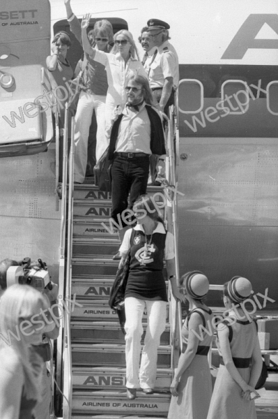 1977-ABBA-arrival-at-Perth-airport-on-an.jpg